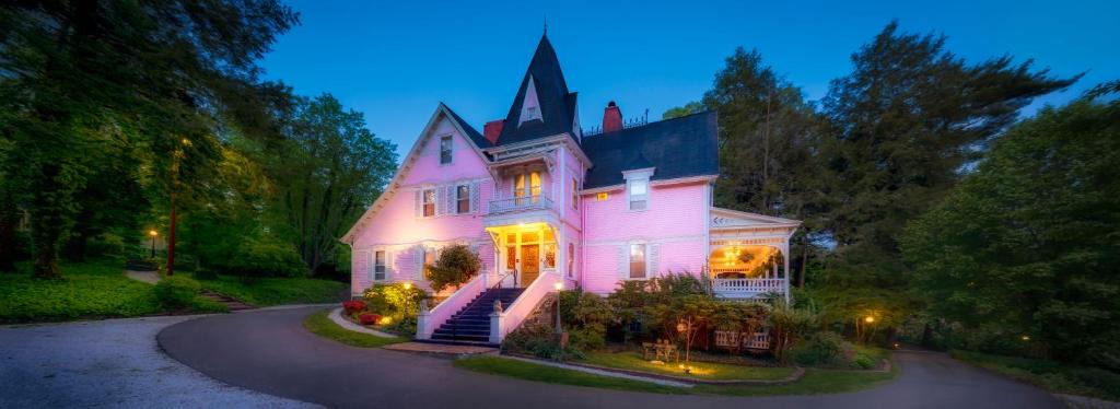 Kenilworth Bed & Breakfast | Cedar Crest Inn