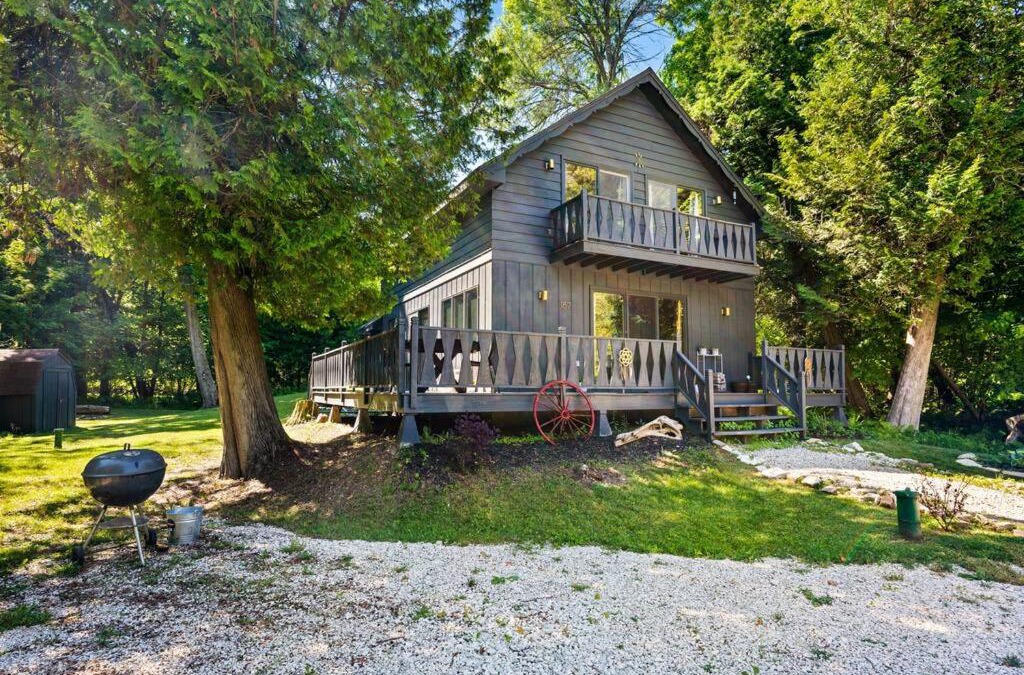 Algoma House | Cedar Downs Cabin S Door CTY