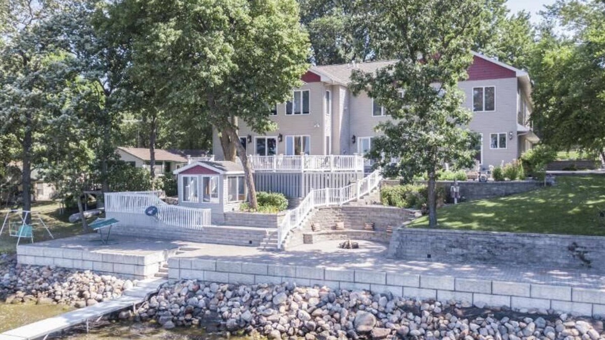 Annandale House | CEDAR ESCAPE - Your Lake Home Away From Home