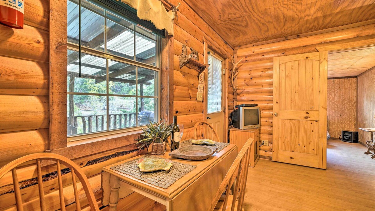 Davis Cottage | 'cedar Falls Cabin 4': Nestled by Honey Creek