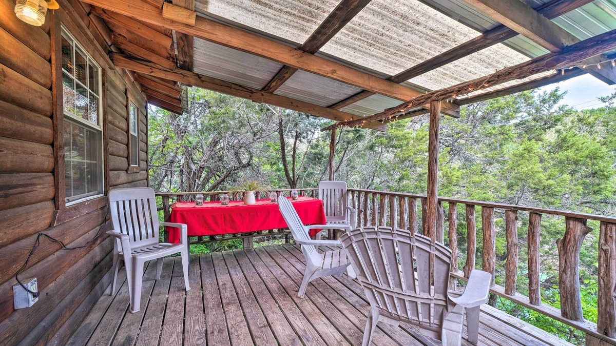 Davis Cabin | Cedar Falls Cabin: Nestled by Honey Creek