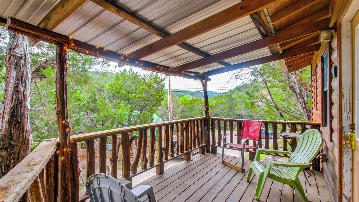 Davis Apartment | ‘Cedar Falls Cabins #6’: Hillside w/Views!