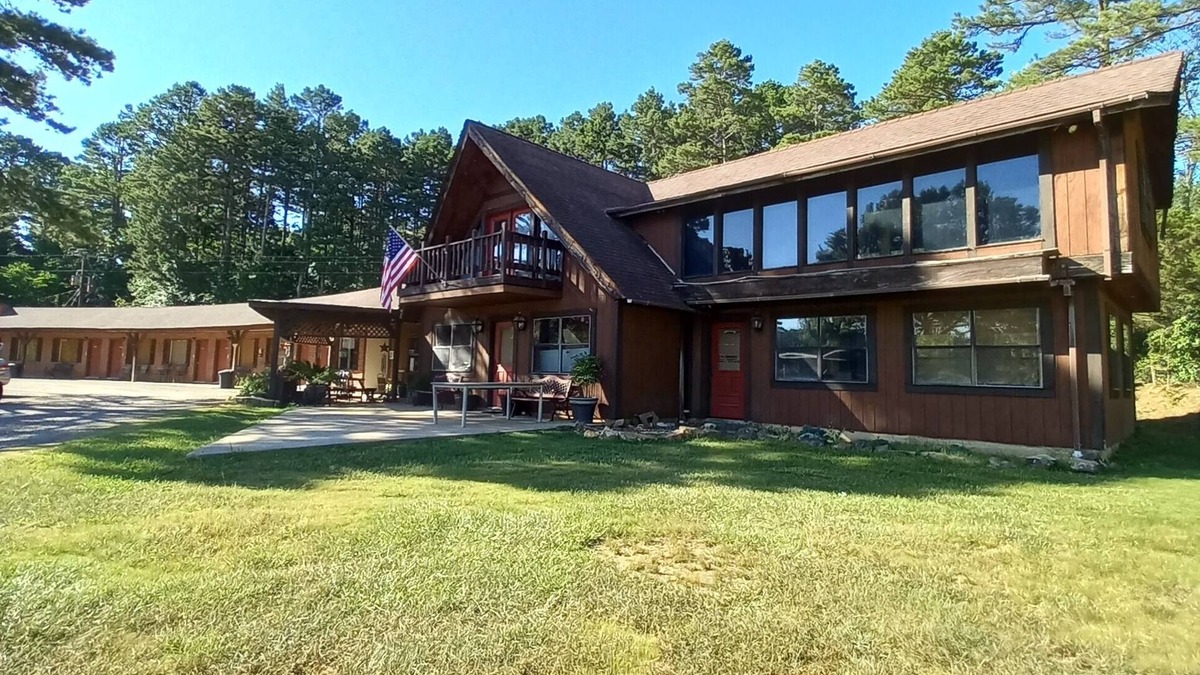 Morrilton Hotel | Cedar Falls Motel right next to Petit Jean State Park!
