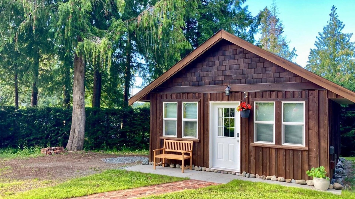 North Oyster House | Cedar Grove Cabin · A/C · EV Charging!