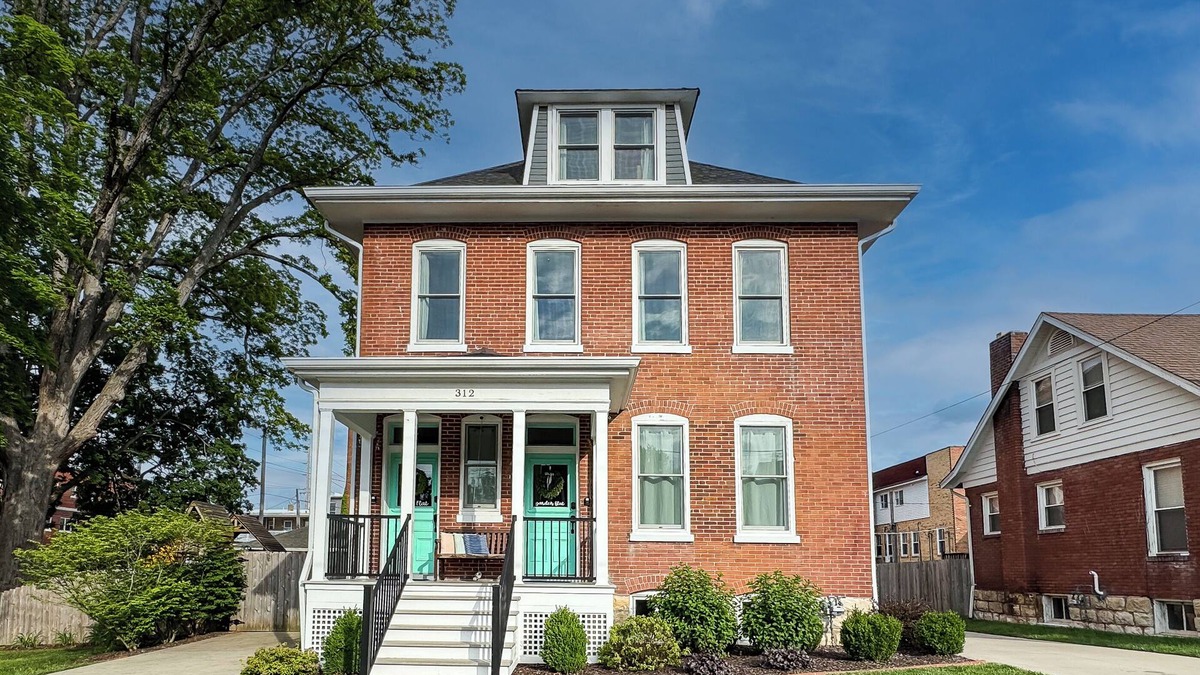 Washington House | Cedar Haus - Downtown WashMo, Dog-Friendly, Wineries, Fenced Yard