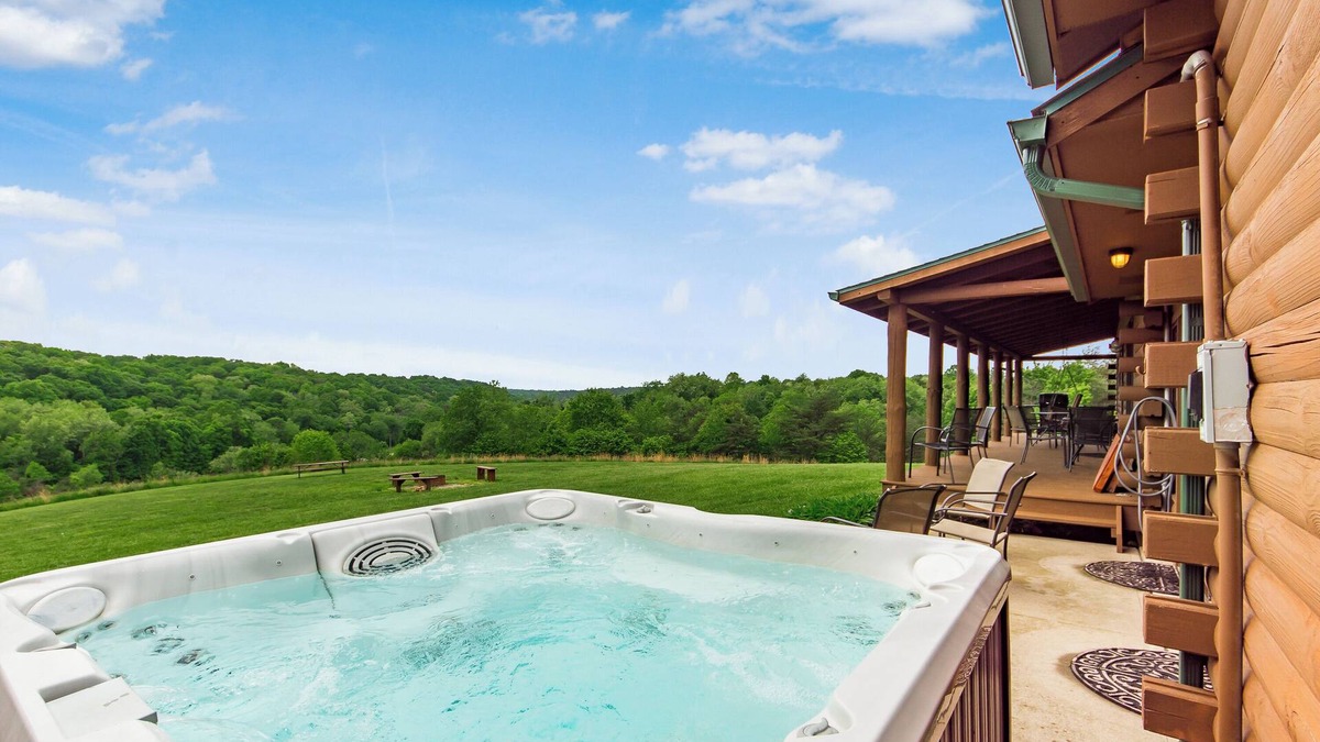 Logan Cabin | Cedar Hill Lodge 7 bedroom lodge up to 30 guests, 65 acres 1/2 mile from Old Man's Cave