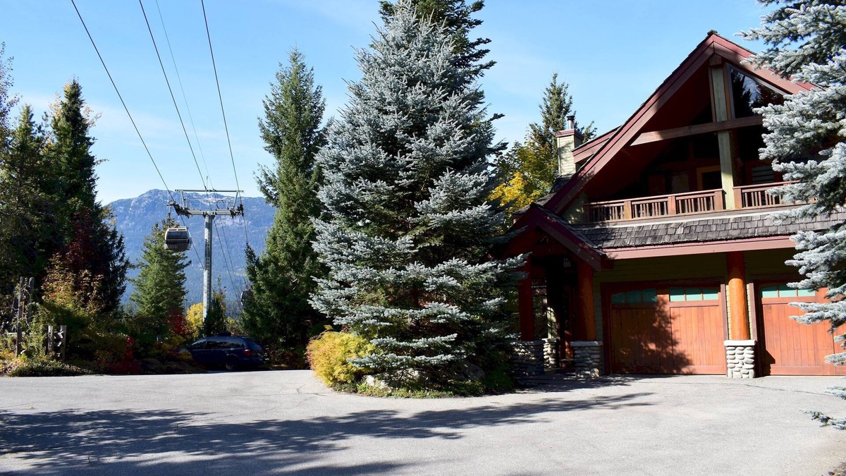Upper Village Ski Chalet | CEDAR HOLLOW 11 | Ski-In, Ski-Out | Huge Living Space | Private Hot Tub & Garage