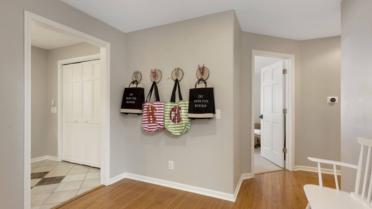 Union Pier House | Cedar Hollow Cottage: 4 Bed/2 Bath with HOT TUB and steps to beach!