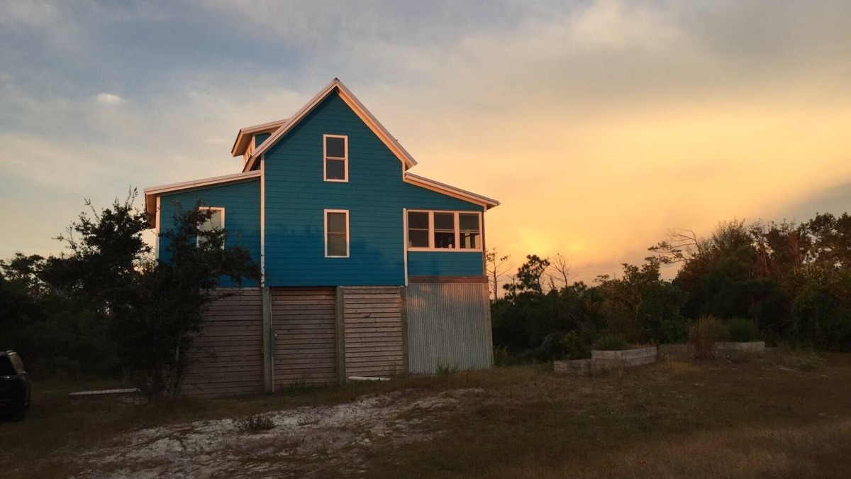 Cedar Island Cottage | Cedar Island cottage, short walk to beach