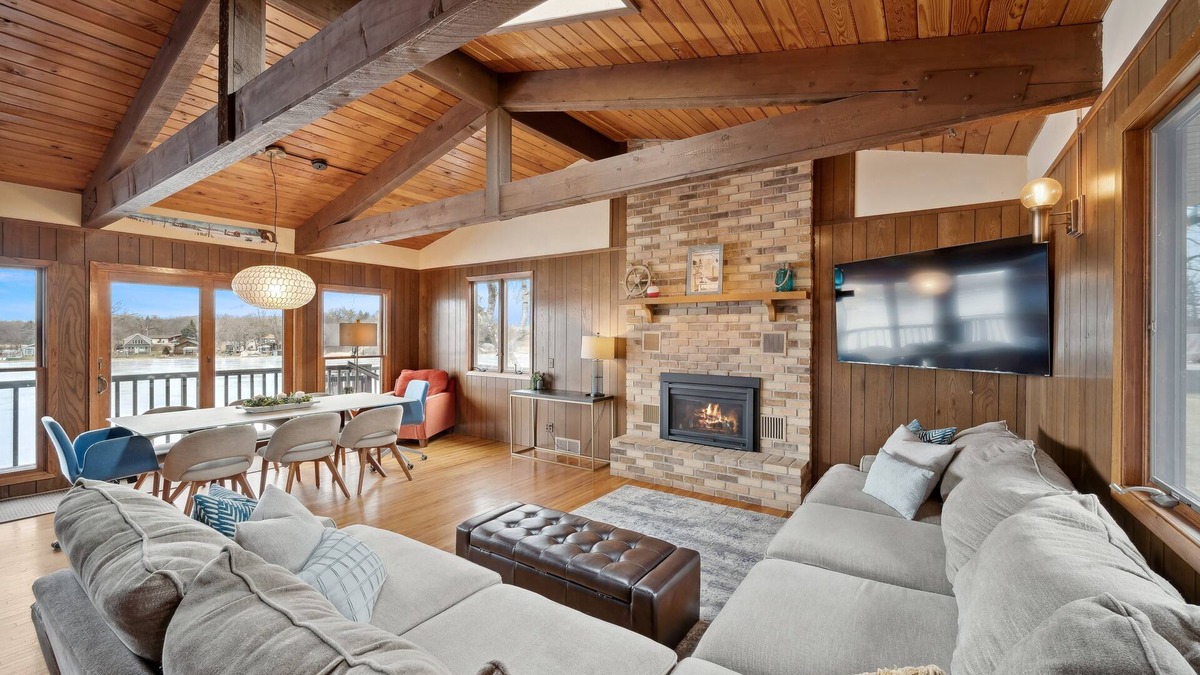 Annandale House | Cedar Lake getaway with sauna - pontoon rental!