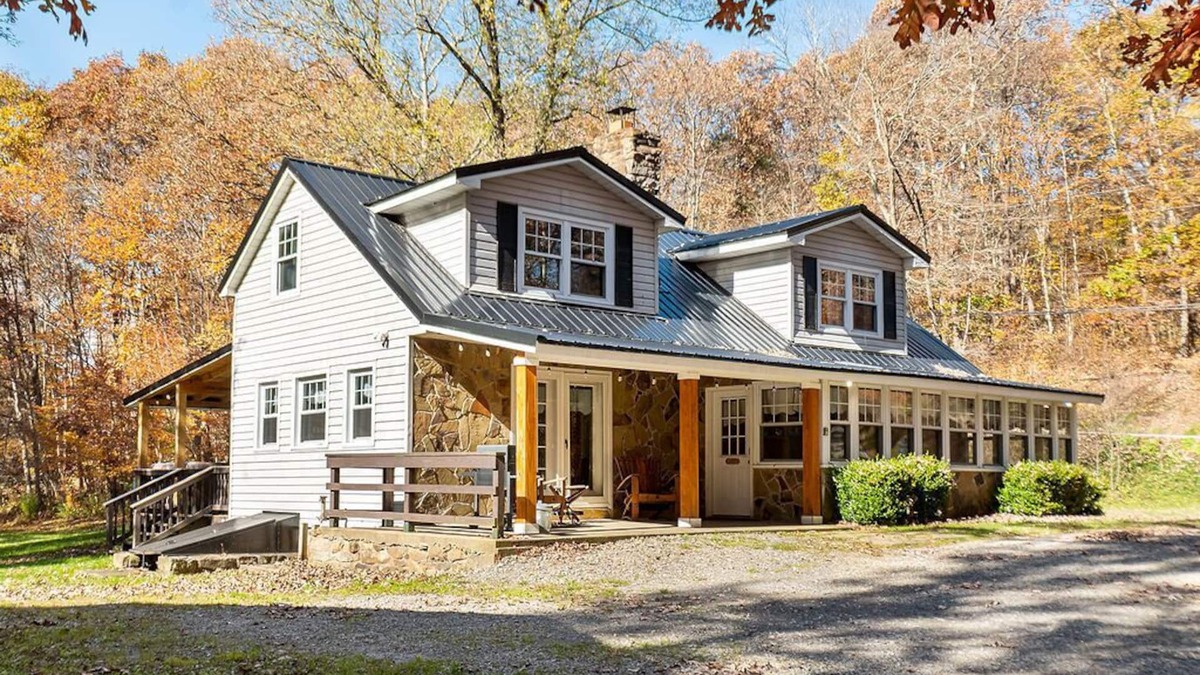 Farmington House | Cedar Lodge | 4BR, 2BA, Hot Tub, Fireplace, Private Yard