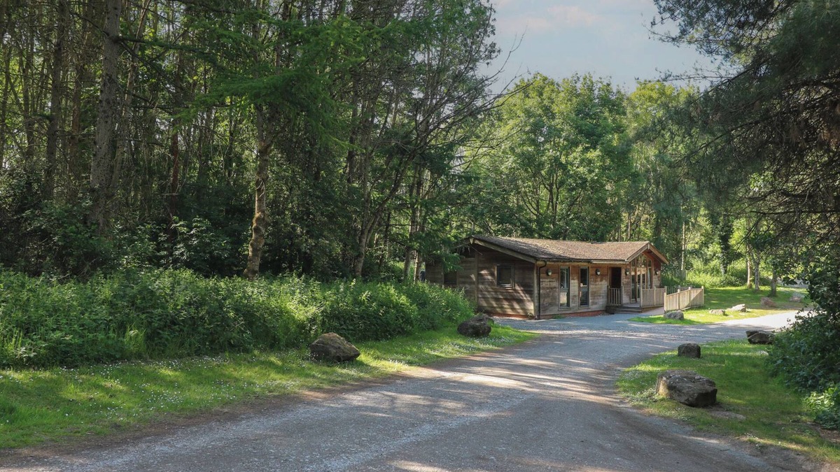 Rosliston Cottage | CEDAR LODGE, pet friendly, with a garden in Rosliston
