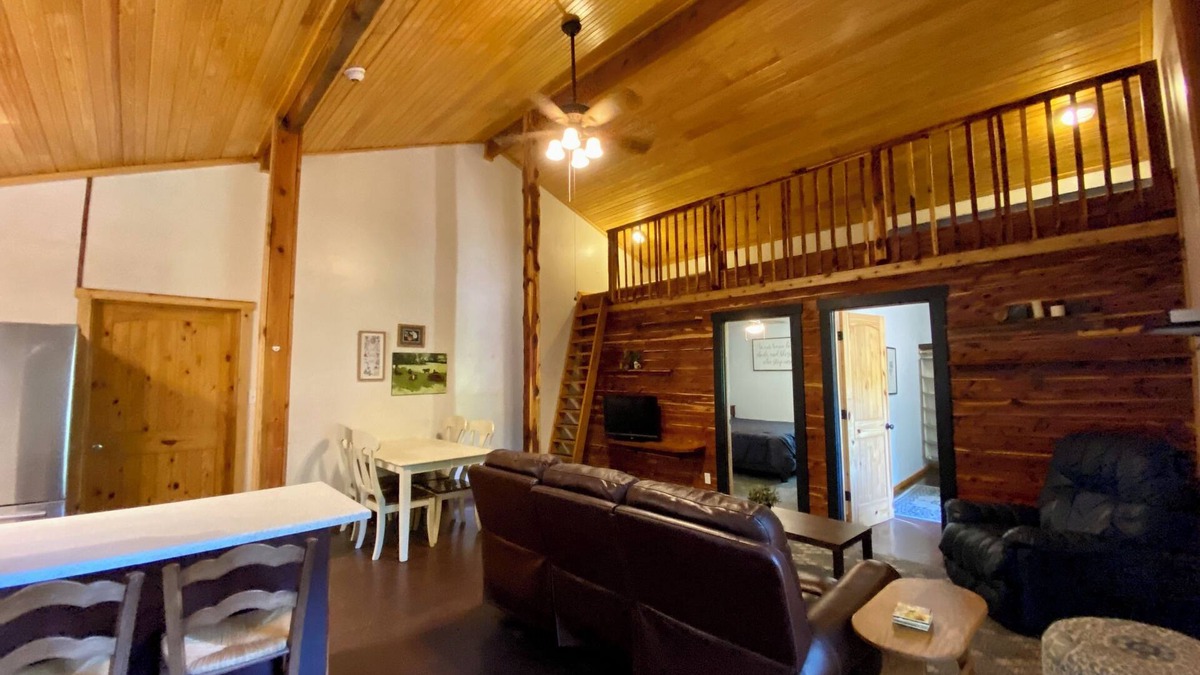 Boles Apartment | Cedar Loft Suite at Sacred Pines Lodge