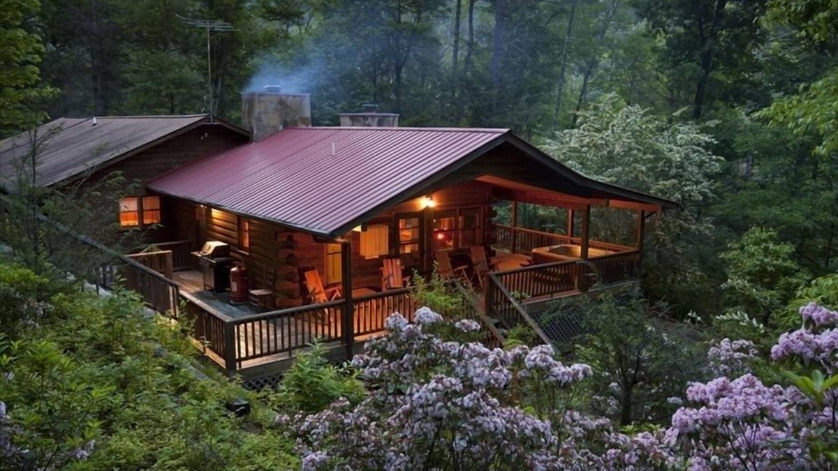 Highlands Cabin | Cedar Log Cabin <10 mins to Main St, 2 Fireplaces, Fast Sat Wifi, Hot Tub