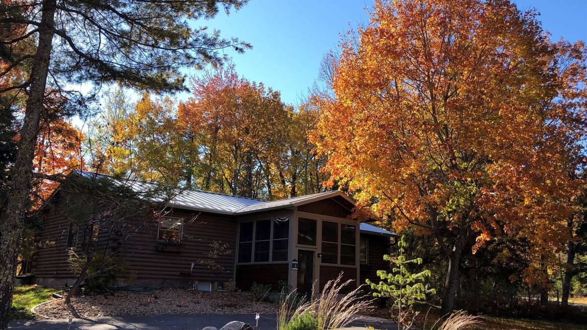 La Pointe Cabin | Cedar Log Cabin - Family Cabin located on the Robert Trent Jones Golf Course