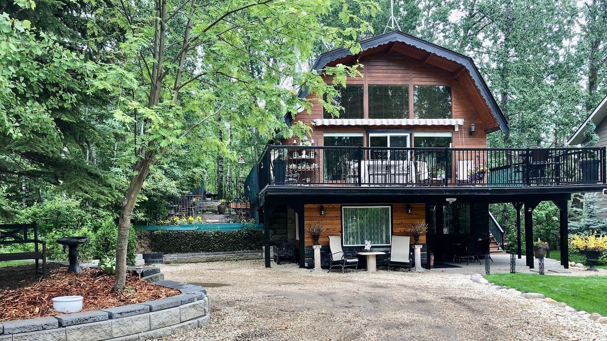 Sunbreaker Cove Cottage | Cedar Log Cottage , nestled in the trees with wrap around deck