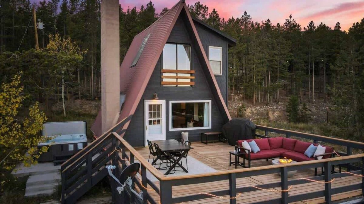 Evergreen Ski Chalet | Cedar Mountain Lodge | Hot Tub, Views & Wildlife
