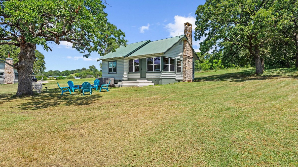 Madill Cabin | Cedar Nest- LAKEFRONT Cabin retreat with a Jacuzzi in Texoma Shores Resort
