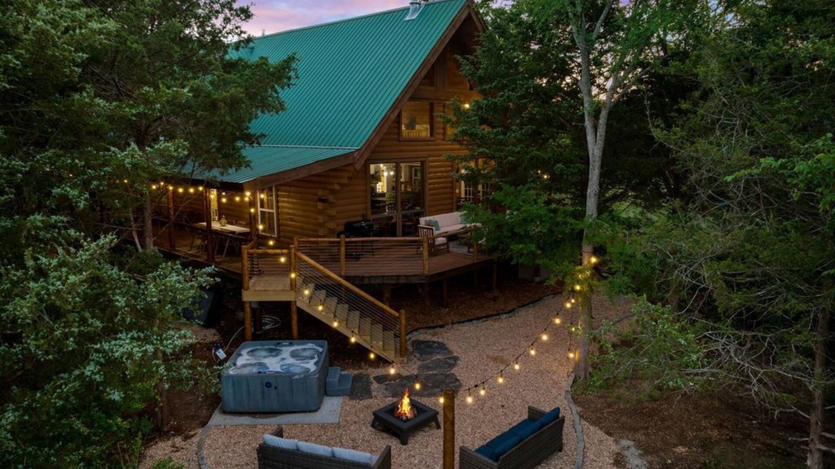 Branson Cabin | Cedar Park Mansion Hideout | Breathtaking Views - Cozy Nightlife - Giant Deck