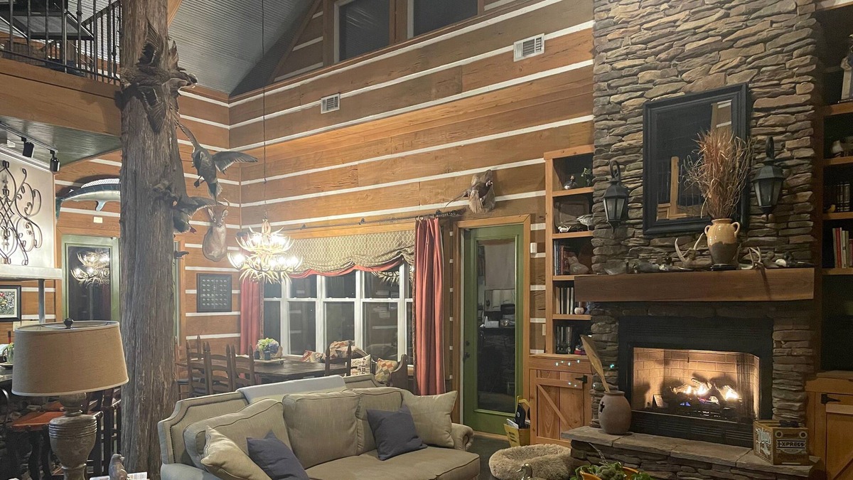 Batesville Cabin | Cedar Point Lodge: Luxury cozy cabin near Oxford, MS