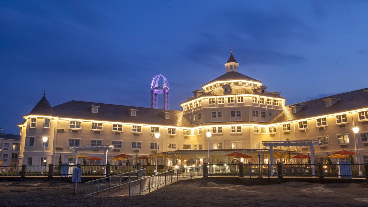 Sandusky Hotel | Cedar Point's Hotel Breakers