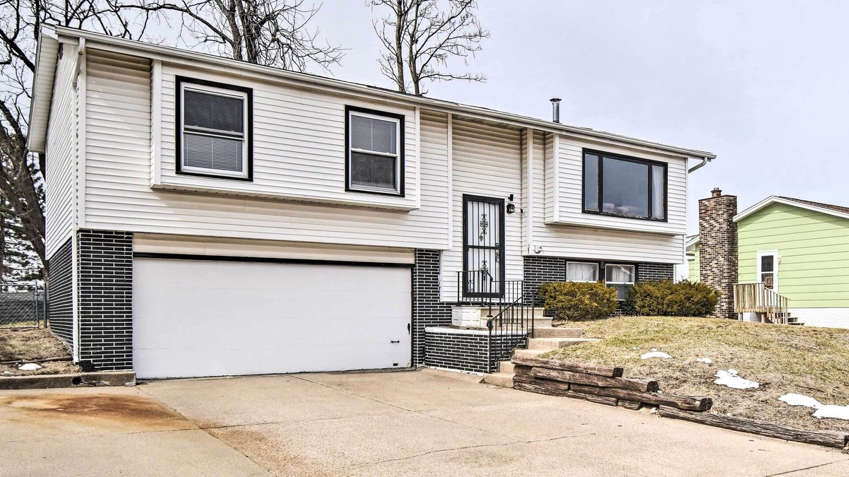 Cedar Rapids - Iowa City House | Cedar Rapids Rental w/Yard ~ 6 Mi to Downtown!