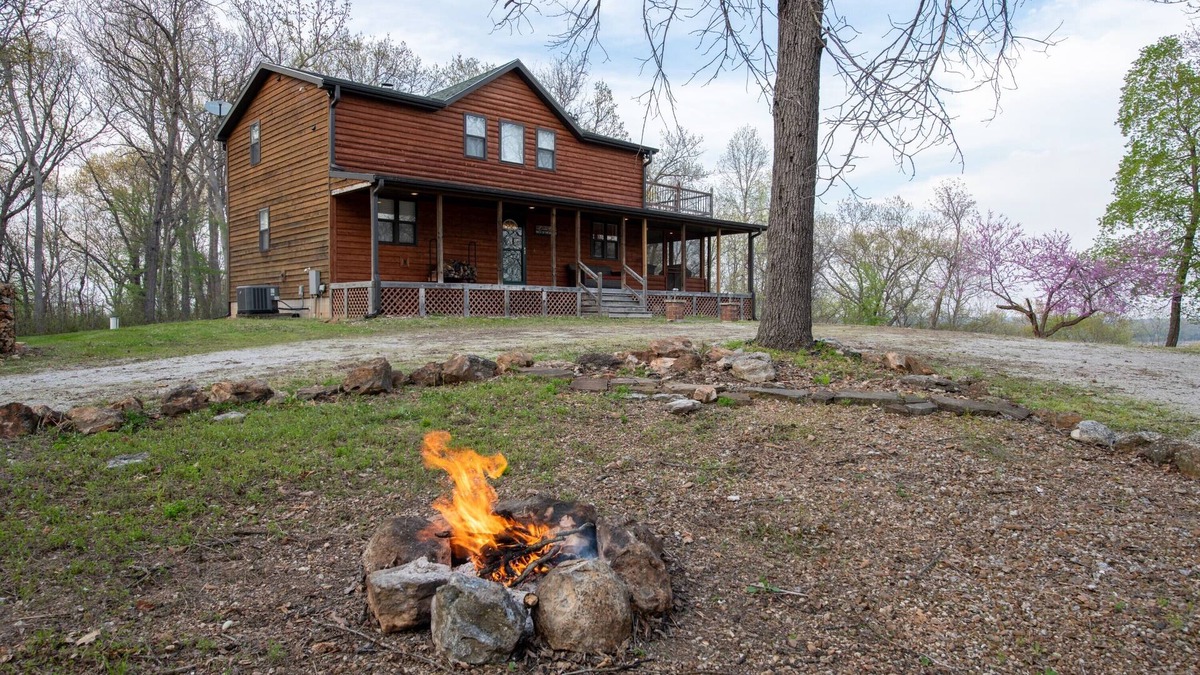 Deepwater House | Cedar Ridge, 3BR 2 Bath Cabin on Truman Lake