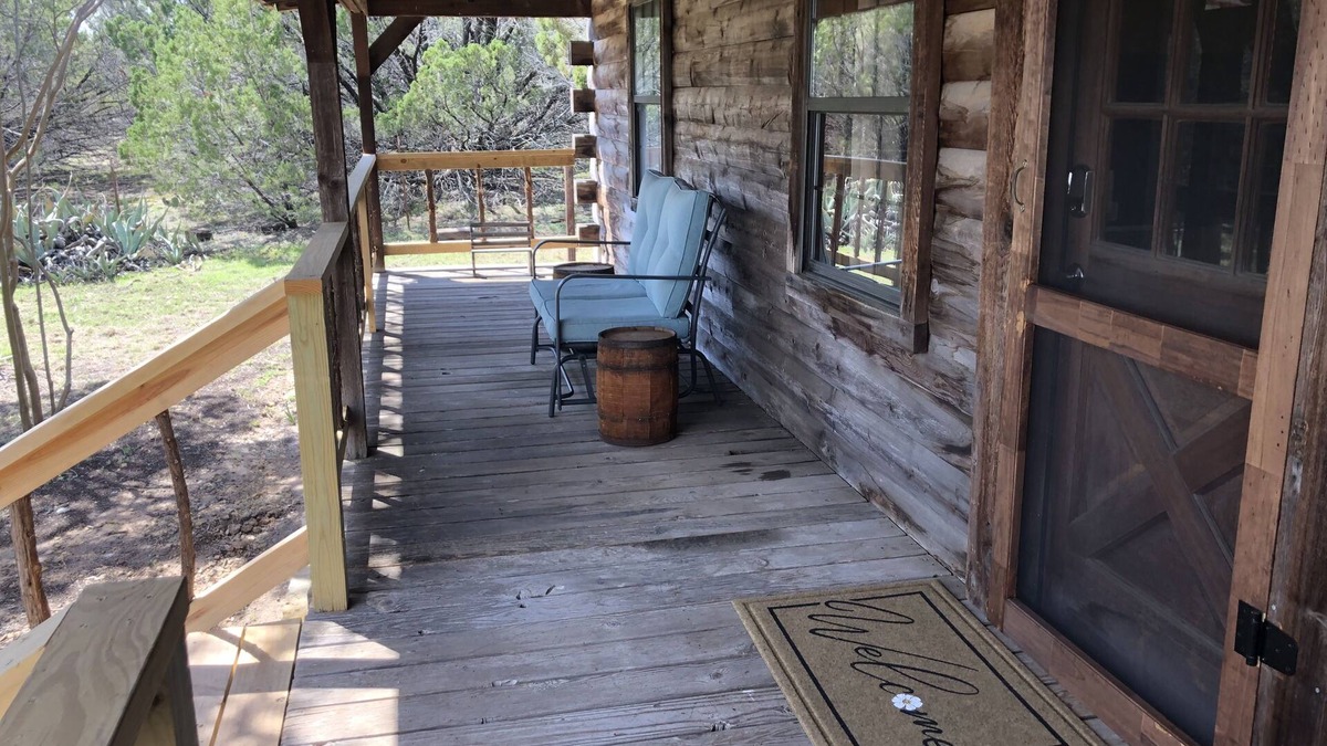 Granbury Cabin | Cedar Ridge Log Cabin on 14 acres - Pet Friendly!