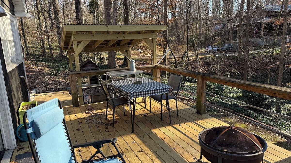 Winston - Salem Cabin | Cedar Shake Cabin, with Artsy decor.Sleeps 3,