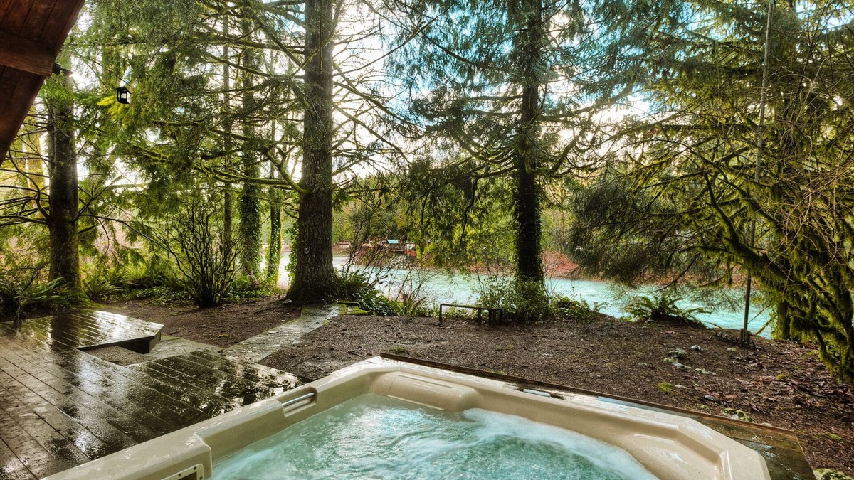 Gold Bar Cabin | Cedar-Stone River House: Cozy & whimsical w/hot tub under towering mountains