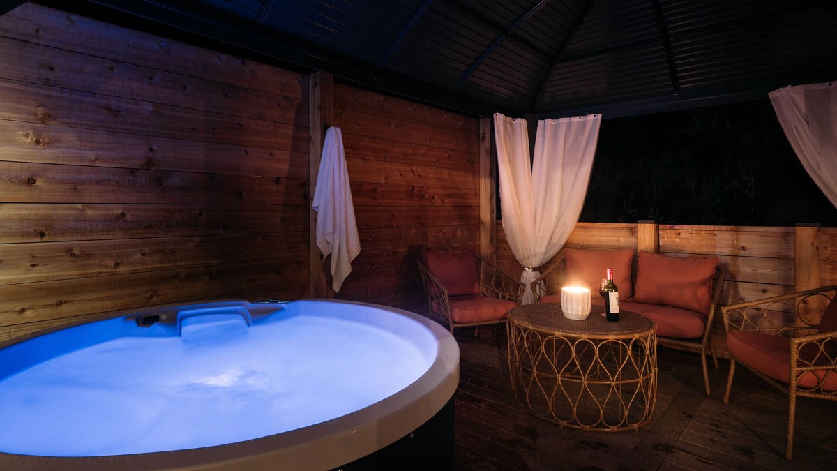 Gravenhurst Apartment | Cedar Terrace | By Lake Muskoka | Private Hot Tub