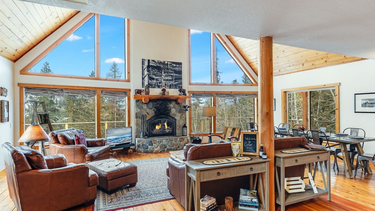 Sagle Cabin | Cedar View Lodge- Scenic Sandpoint area mountain home, in secluded location.