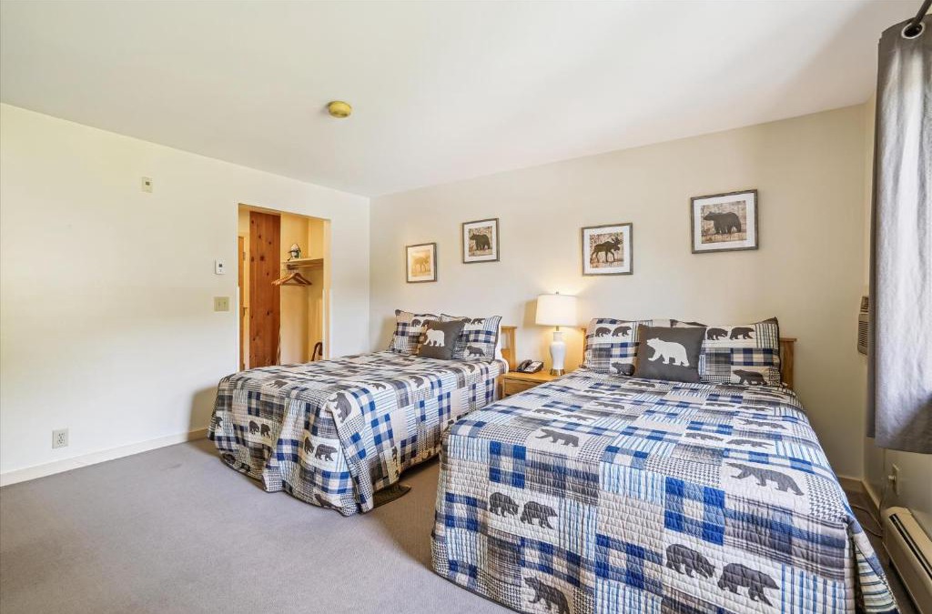 West Bridgewater Hotel | Cedarbrook Two Double bed Hotel Room with outdoor heated pool 216