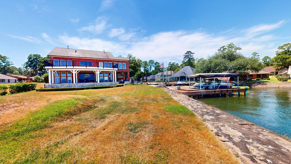 Walden on Lake Conroe House | CedarGrove Hideaway | Newly renovated house in Montgomery with dock & kayaks