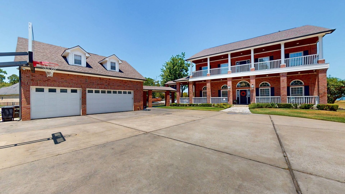 Walden on Lake Conroe House | CedarGrove Hideaway - Main House | Lakeside stay in Montgomery