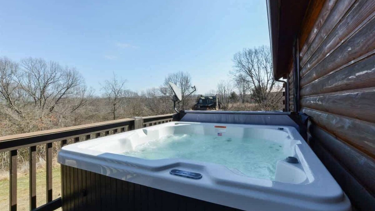 Big Cedars Cabin | Cedarside Lodge - Close to Nature's Arena Concerts