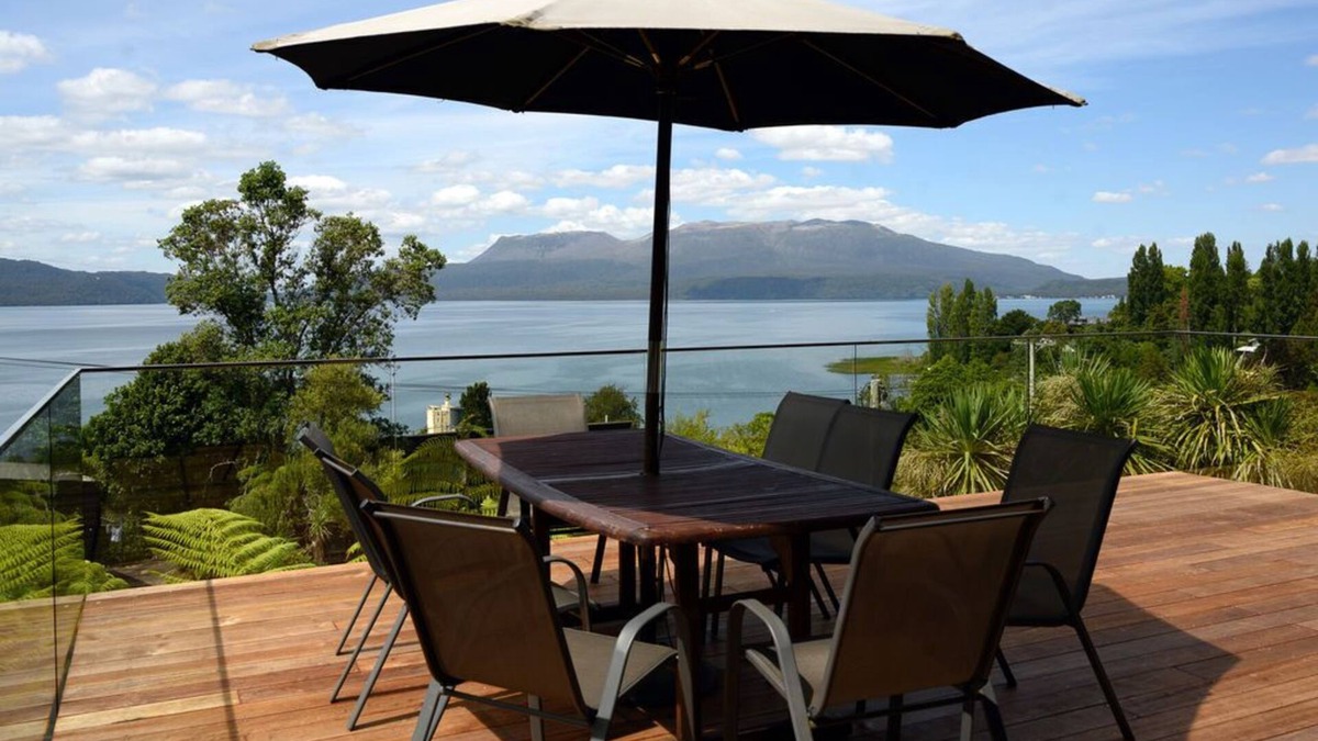 Lake Tarawera House | CEDARVIEW (ONE OF TARAWERA'S MOST POPULAR PROPERTIES!)