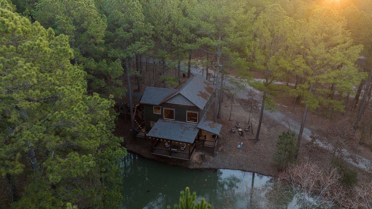 Broken Bow House | Cedarwood Serenity - Large Porch Overlooking Pond, Master suite with Office, Bunkroom - sleeps 6