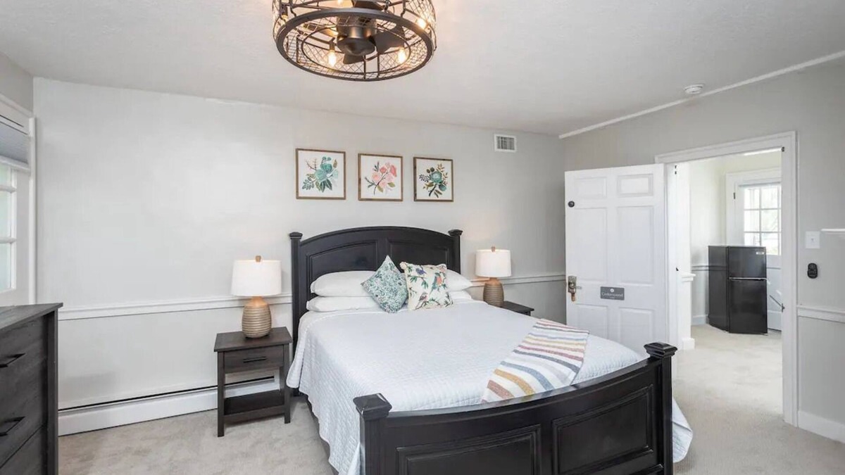 Harrisonburg Apartment | Cedarwood Suite - By the Side Of the Road Inn and Cottages