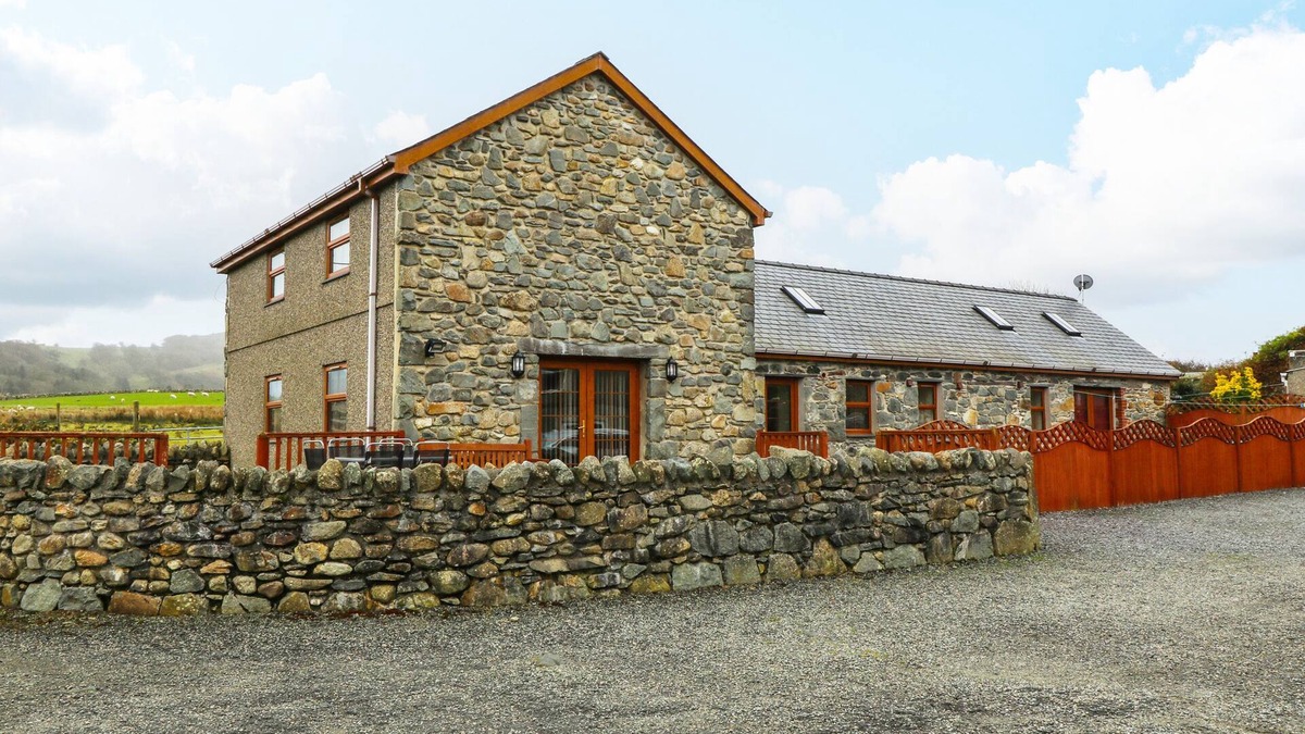 Garndolbenmaen Cottage | CEFN-YR-EFAIL, pet friendly, character holiday cottage in Porthmadog