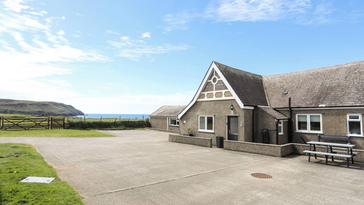 Llanengan Cottage | CEIRIAD - 9 TY'N DON, pet friendly, with a garden in Abersoch