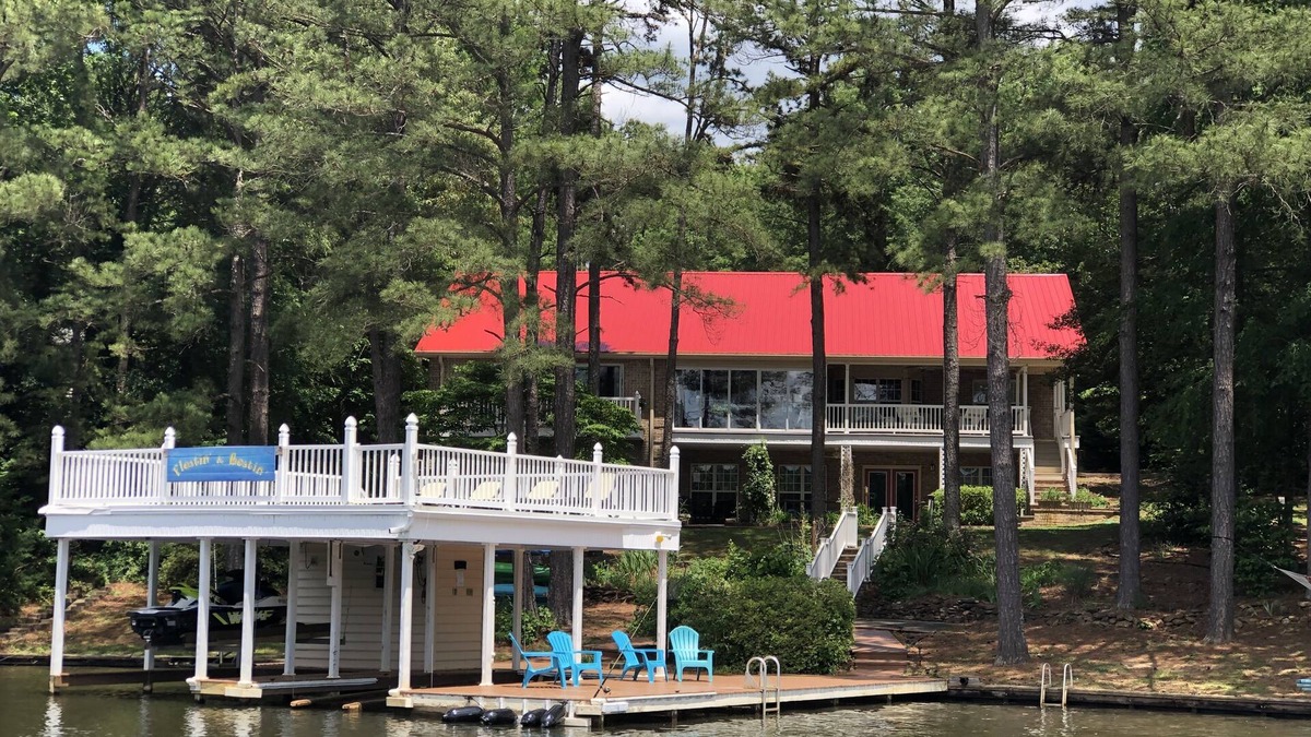 Bracey House | Celebrate Christmas at the Lake! Christmas Tree! Pool Table, Ping Ping & More!