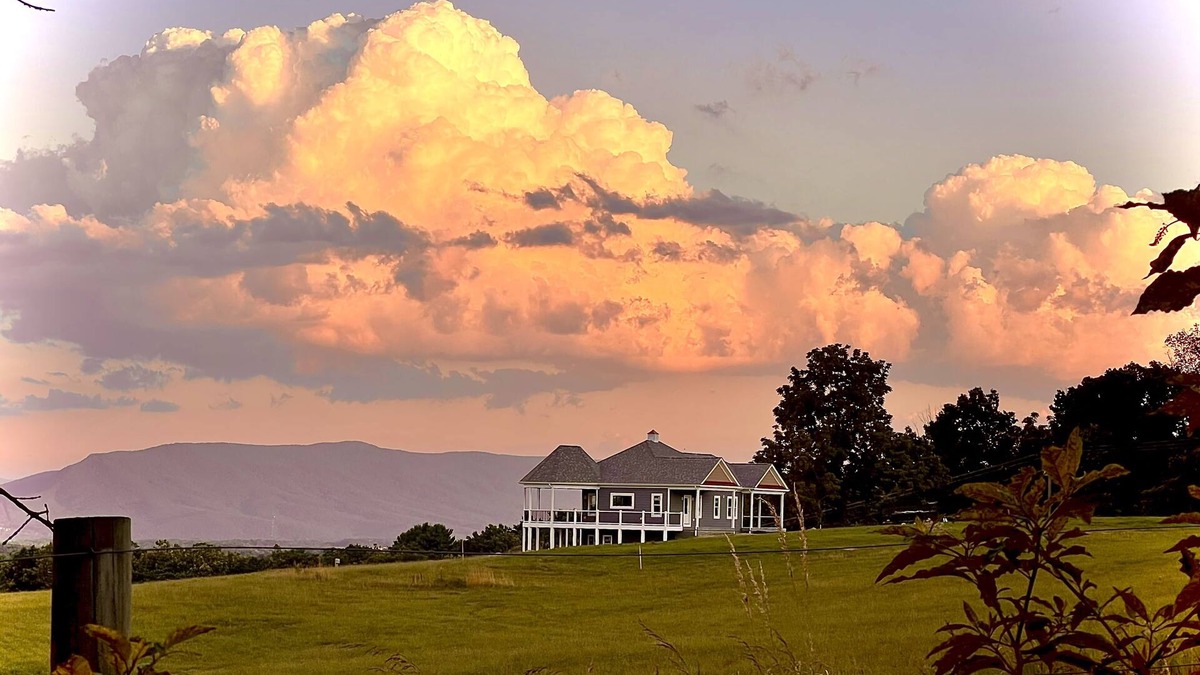 Woodstock Cottage | Celebration Cottage with Mountain Views in beautiful Shenandoah County, Virginia