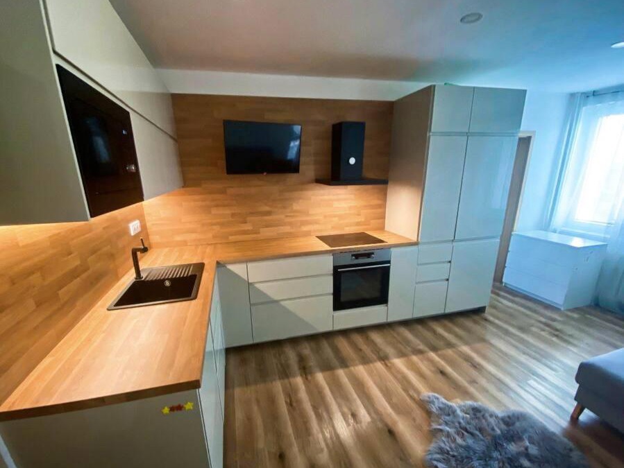 Poruba Apartment | Celý byt 2+1 v Porubě s pracovnou a 2 balkóny