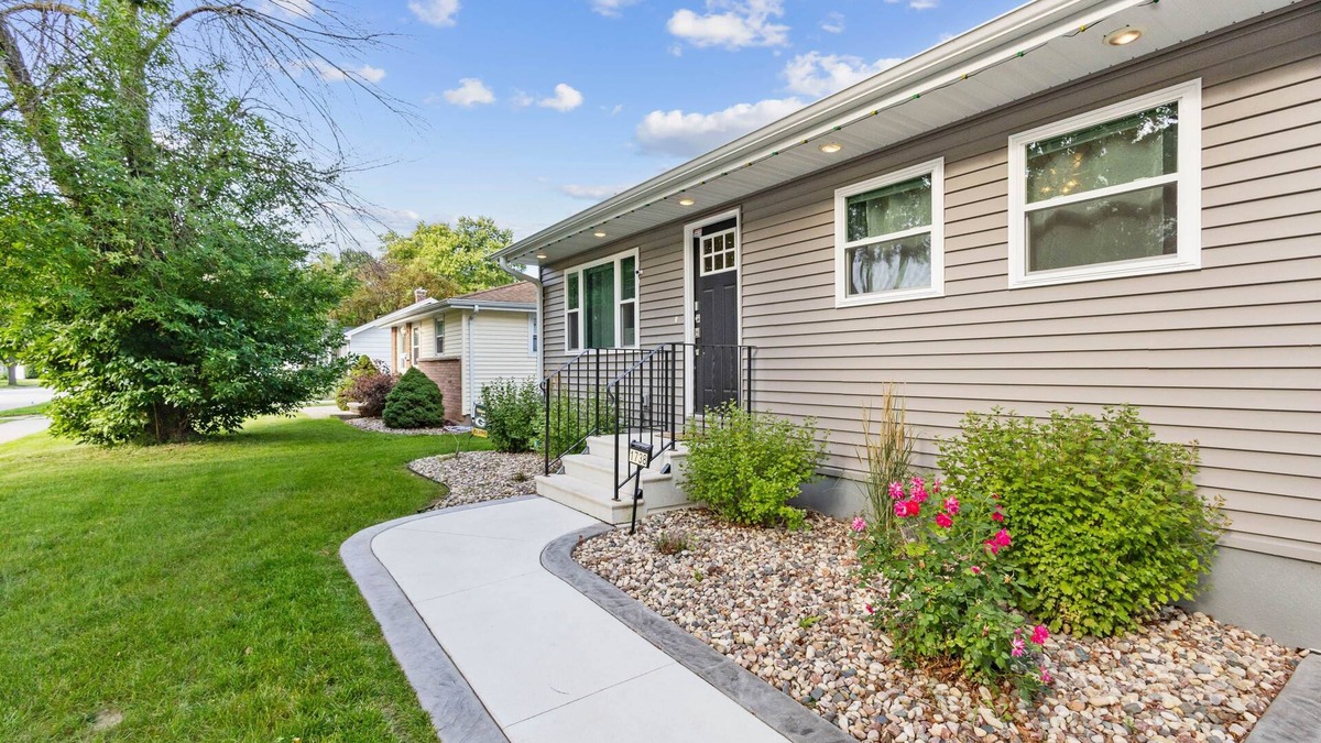 Green Bay House | Cental location, walk to Lambeau, large patio, party garage