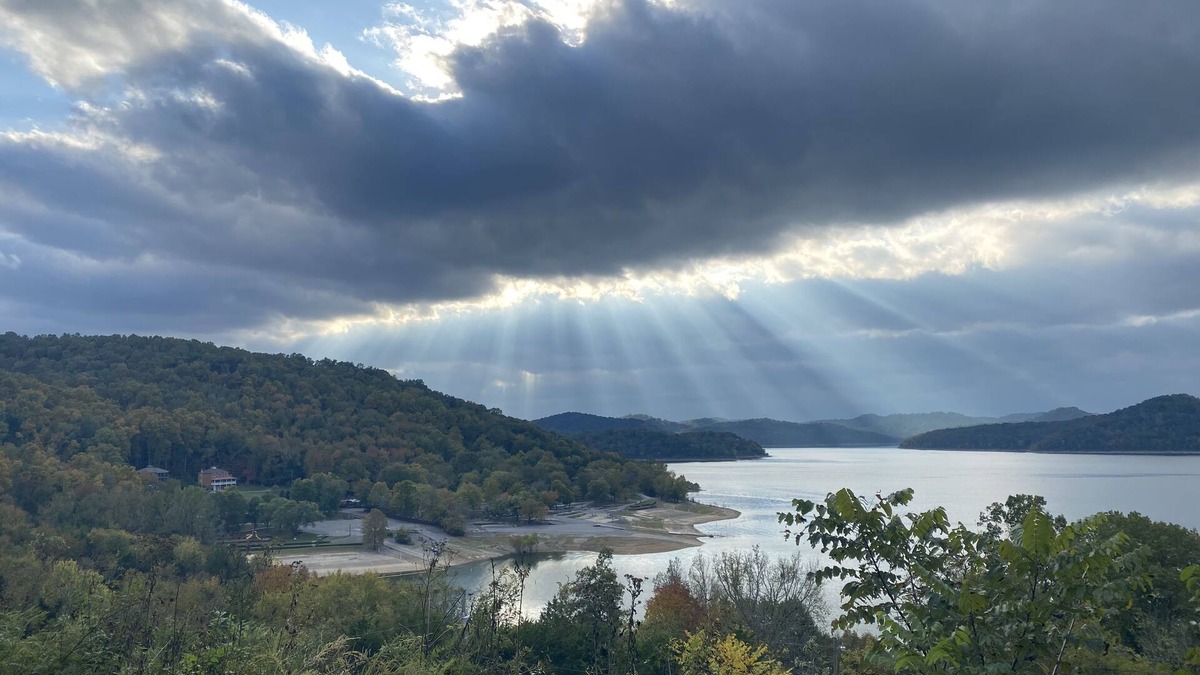 Silver Point Cabin | CENTER HILL XL CABIN min to I-40 Lake views all year walkable Hurricane Marina