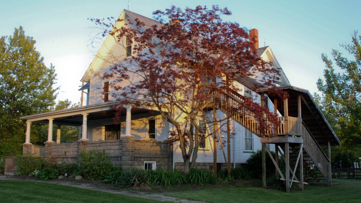 Geneva-on-the-Lake House | Center of Strip |Pet Friendly|A/C|Wi-fi & Cable|Stately Home|Steps from Winery