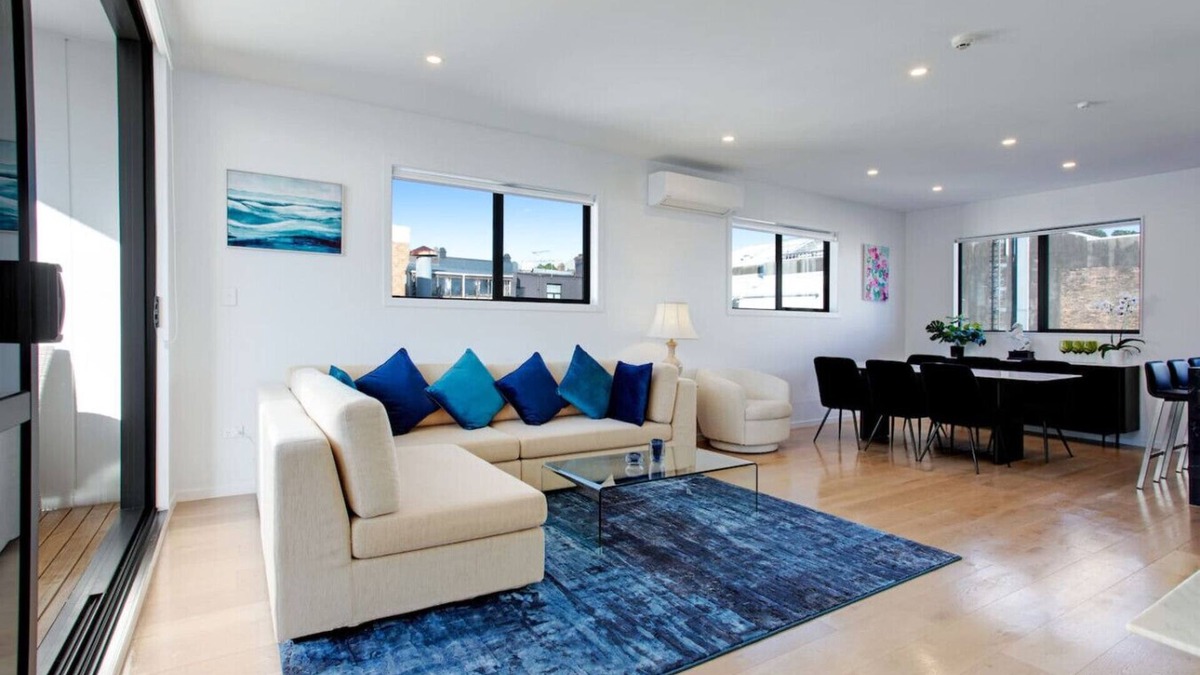 Epsom House | Central Modern Duplex Home near Cornwall Park