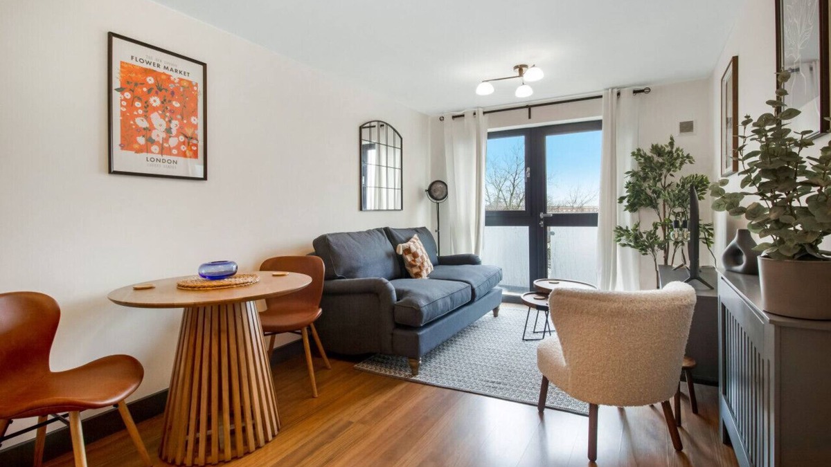 Cheltenham Apartment | Central 1 BD + Sofa Bed - 2 mins to Centre