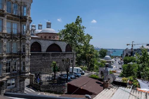 Tophane Apartment | Central 1-BR Apartment with Sea View Near Galataport